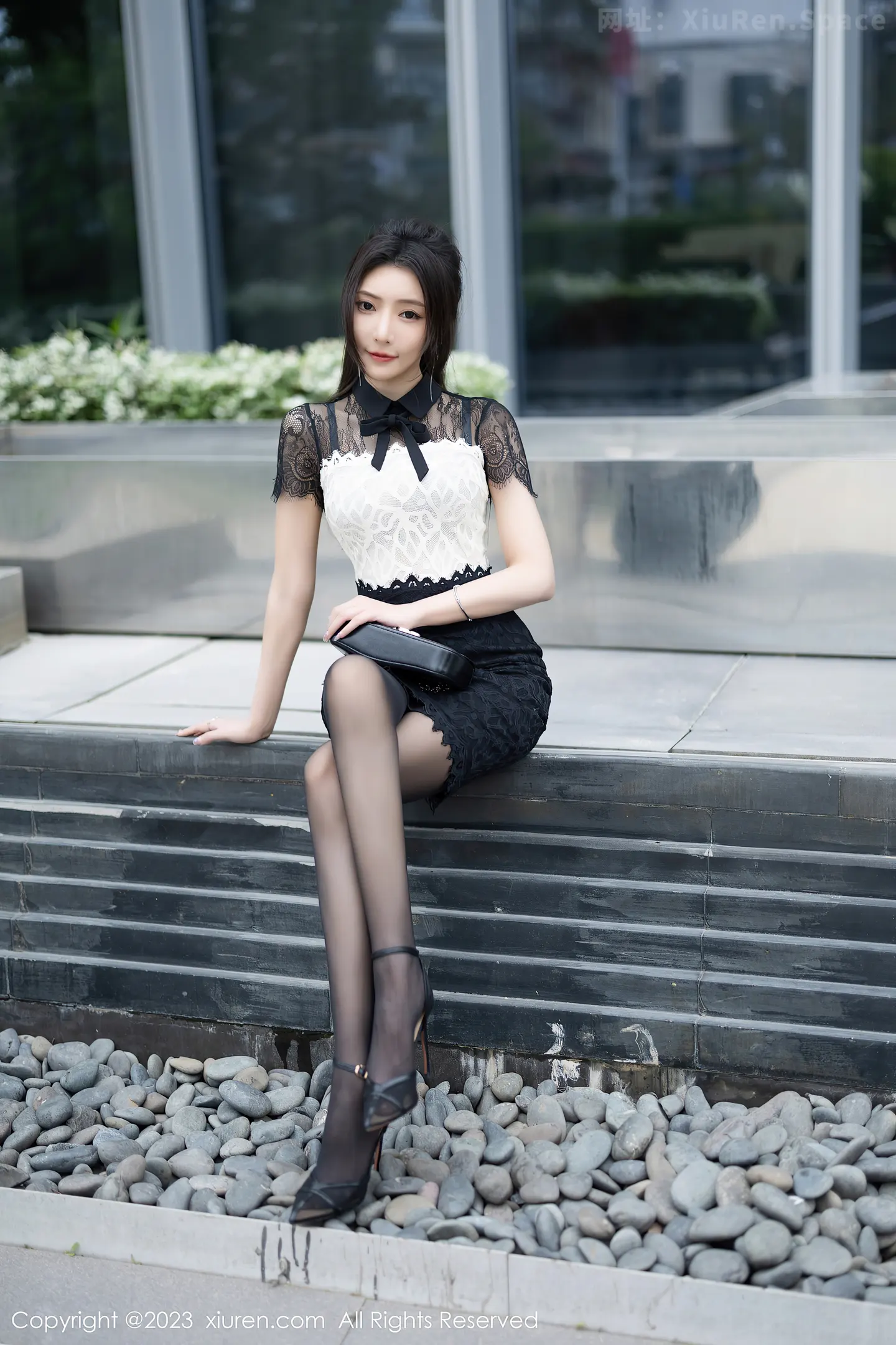 图片[6]-[XiuRen秀人网]2023.05.06 NO.6691 王馨瑶yanni 黑色蕾丝连衣裙与灰色内衣加黑丝美腿性感私房写真集-秀人网官方网站